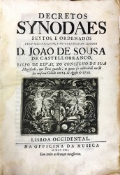 DECRETOS // SYNODAES // FEYTOS E ORDENADOS // PELO ILLUSTRISSIMO . E REVERENDISSIMO. SENHOR // D. JOÃO DE SOUSA // DE CASTELLO BRANCO, // BISPO DE ELVAS, DO CONSELHO DE SVA // Magestade, que Deos guarde, os quaes se celebrarão na Sé // da mesma Cidade em 24. De Agosto de 1720. // (Brasão de armas).